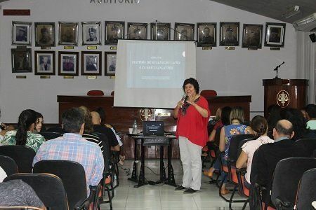 Professora Maria Ataíde Malcher ministra o curso no auditório da Faculdade de Direito da Ufam